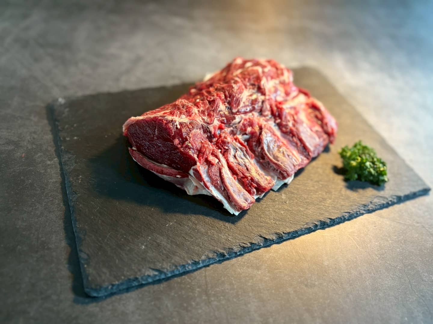 スレートに載せたエゾ鹿ロースのブロック肉